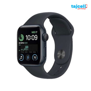 ساعت هوشمند اپل مدل Apple Watch SE (2nd generation 2024) 44mm ساعت هوشمند اپل مدل (Apple Watch SE (2nd generation ۲۰۲۴ ترکیبی از طراحی زیبا، قابلیت‌های پیشرفته و ارزش خرید بالا است. این محصول با امکانات مدرن و قیمت رقابتی، یک انتخاب مناسب برای افرادی است که به دنبال یک گجت هوشمند و کاربردی هستند. برای مشاهده جزئیات بیشتر درباره قیمت اپل واچ و قیمت ساعت هوشمند اپل ۱۰ که جدیدترین مدل عرضه شده است، از فروشگاه دی‌جی‌لند دیدن کنید. قیمت ساعت هوشمند اپل مدل Apple Watch SE (2nd generation 2024) 44mm قیمت ساعت هوشمند اپل مدل (Apple Watch SE (2nd generation ۲۰۲۴ به عنوان یکی از جدیدترین محصولات این برند، به دلیل امکانات پیشرفته و طراحی جذاب، کمی بالاتر از نسخه‌های قبلی است. قیمت این مدل در بازار ایران تحت تاثیر عوامل متعددی مانند نرخ ارز و واردات، با قیمت جهانی آن متفاوت است. پیشنهاد می‌کنیم برای مقایسه ساعت هوشمند اپل سری ۹ را نیز بررسی کنید. در فروشگاه دی‌جی‌لند، امکان خرید اقساطی ساعت هوشمند اپل در دسترس است. شما می‌توانید بدون نیاز به ضامن و در سریع‌ترین زمان ساعت هوشمند مورد نظر خود را به صورت اقساط خریداری کنید. بررسی مشخصات ظاهری ساعت هوشمند اپل مدل Apple Watch SE (2nd generation 2024) 44mm ساعت هوشمند اپل مدل (Apple Watch SE (2nd generation ۲۰۲۴ با قاب آلومینیومی ۴۴ میلی‌متری و طراحی مدرن و اسپرت، ارائه شده است. بند این ساعت از جنس سیلیکون مقاوم ساخته شده که علاوه بر دوام بالا، با طراحی قابل تنظیم خود، برای سایز مچ‌ دست های مختلف (از ۱۳ تا ۱۸ سانتی‌متر) مناسب است. همچنین این بند با قفل پین‌دار، استفاده‌ای آسان و مطمئن را ارائه می‌دهد. این ساعت با بدنه آلومینیومی بادوام که پشت آن از ترکیب کامپوزیت نایلون و کریستال یاقوت کبود ساخته شده، نه‌تنها زیبایی خاصی دارد، بلکه مقاومت بالایی نیز ارائه می‌دهد. ابعاد این ساعت ۱۰.۷ × ۳۸ × ۴۴ میلی‌متر است و با وزن ۳۲.۹ گرم، بسیار سبک و راحت برای استفاده طولانی‌مدت است. صفحه نمایش مربعی آن توسط Ion-X glass محافظت می‌شود، که در برابر خط‌وخش مقاومت دارد. بند آبی ابری (Blue Cloud) با قفل اسپرت Sport Loop ظاهری شیک و کاربردی به این ساعت بخشیده است. صفحه نمایش ۱.۷۸ اینچی Retina LTPO OLED با وضوح ۳۶۸ × ۴۴۸ پیکسل و تراکم ۳۲۶ پیکسل بر اینچ، کیفیت بی‌نظیری در نمایش تصاویر و اعلان‌ها ارائه می‌دهد. روشنایی صفحه‌نمایش ۱۰۰۰ نیتی نیز باعث می‌شود حتی در نور شدید روز بتوانید اطلاعات را به‌راحتی مشاهده کنید. این ساعت تا عمق ۵۰ متری ضدآب است و برای شنا، دویدن در باران یا استفاده در محیط‌های مرطوب بسیار کاربردی است. طراحی مربعی قاب، ضمن حفظ استایل خاص سری اپل واچ، احساس راحتی روی مچ دست ایجاد می‌کند. بررسی مشخصات فنی ساعت هوشمند اپل مدل Apple Watch SE (2nd generation 2024) 44mm ساعت هوشمند اپل مدل (Apple Watch SE (2nd generation ۲۰۲۴.44mm با استفاده از پردازنده S۸ SiP به صورت دو هسته‌ای با معماری ۶۴ بیتی و چیپ بی‌سیم W3،، سرعت و عملکردی روان را تضمین می‌کند. این پردازنده در کنار حافظه داخلی ۳۲ گیگابایتی، امکان ذخیره‌سازی اپلیکیشن‌ها، اطلاعات، آهنگ‌ها و… را فراهم می‌کند. از نظر اتصالات، اپل واچ SE از فناوری‌های پیشرفته‌ای مانند بلوتوث ۵.۳، NFC و Wi-Fi پشتیبانی می‌کند که امکان اتصال سریع و پایدار به سایر دستگاه‌ها را فراهم می‌کند. همچنین فناوری‌های GPS، Galileo و QZSS برای ردیابی دقیق موقعیت جغرافیایی در دسترس هستند. علاوه بر این، ویژگی‌هایی نظیر پشتیبانی از سیستم‌عامل Watchos، دستیار صوتی Siri، و نمایش اعلان‌ها تجربه کاربری بی‌نقصی را فراهم می‌کند. این ساعت هوشمند مجموعه‌ای از حسگرهای هوشمند دارد که شامل موارد زیر است: شتاب‌سنج برای ردیابی حرکات بدن ژیروسکوپ برای تشخیص تغییرات زاویه حسگر ضربان قلب برای پایش سلامتی ارتفاع‌سنج برای ثبت تغییرات ارتفاع قطب‌نما (مغناطیس‌سنج) برای مسیریابی دقیق حسگر نور محیط برای تنظیم خودکار روشنایی صفحه این امکانات باعث می‌شوند که اپل واچ SE هم برای فعالیت‌های روزمره و هم برای ورزش‌های تخصصی مانند شنا، دویدن یا کوهنوردی مناسب باشد. با سیستم عامل WatchOS و هماهنگی کامل با دستگاه‌های iOS (آیفون)، این ساعت هوشمند تجربه‌ای بی‌نقص را برای کاربران اپل فراهم می‌کند. قابلیت‌هایی همچون اعلان تماس‌ها، پیام‌ها، ایمیل‌ها و برنامه‌های اجتماعی به همراه امکانات سلامتی و ورزشی، این ساعت را به یک دستیار هوشمند تبدیل کرده است. باتری لیتیوم‌یونی این ساعت با ظرفیت ۲۹۴ میلی‌آمپر ساعت و عملکرد ۱۸ ساعته، نیازهای روزمره کاربران را به خوبی برآورده می‌کند. همچنین امکان شارژ سریع با استفاده از شارژر مغناطیسی USB-C، تجربه‌ای راحت برای استفاده ارائه می‌دهد. خرید ساعت هوشمند اپل مدل Apple Watch SE (2nd generation 2024) 44mm Apple Watch SE ۲۰۲۴ با طراحی شیک، امکانات پیشرفته و عملکرد قدرتمند، گزینه‌ای مقرون به صرفه برای کاربران علاقمند به برند اپل است. خرید این ساعت نه تنها یک انتخاب هوشمندانه است، بلکه سرمایه‌گذاری روی سلامتی و سبک زندگی شما نیز به شمار می‌رود. خرید اپل واچ SE ۲۰۲۴ از فروشگاه اینترنتی دی‌جی‌لند به صورت نقد و اقساط امکان‌پذیر است.